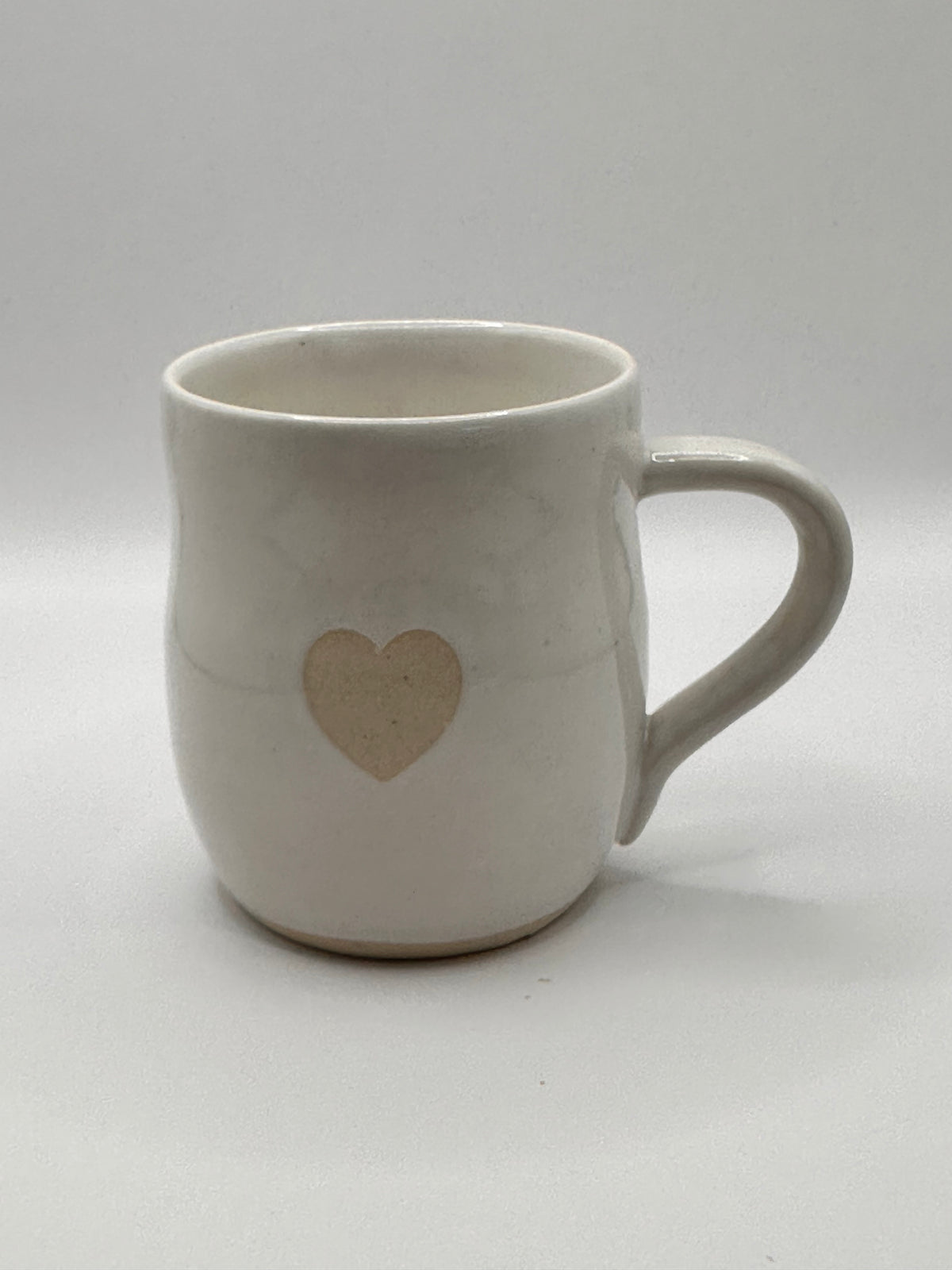 Mudhut Potters Wellington - Curvy cup with handle - White with a heart - 250 ml