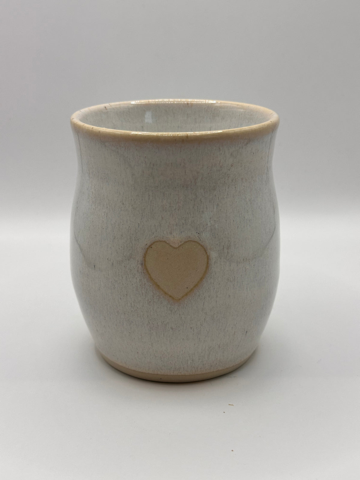 Mudhut Potters Wellington - Curvy Tumbler - White flux with a heart - 380 ml