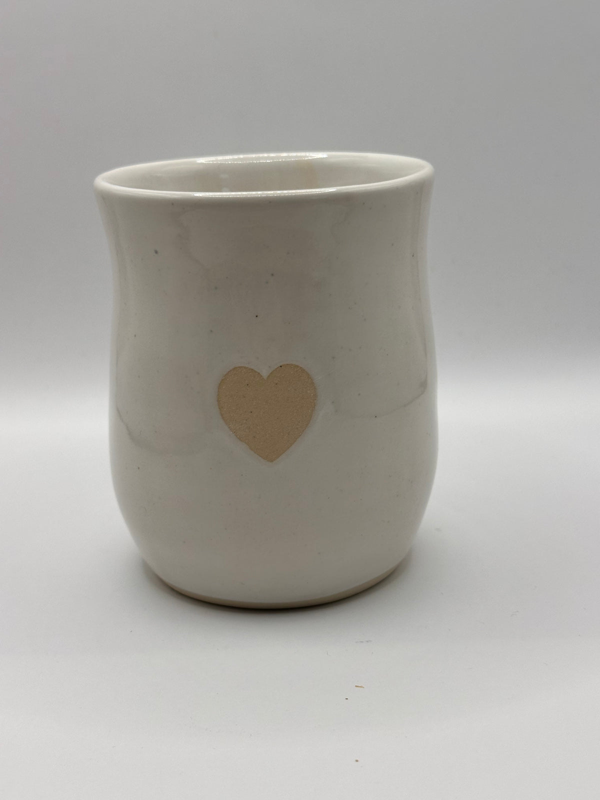 Mudhut Potters Wellington - Curvy Tumbler - White with a heart - 400 ml