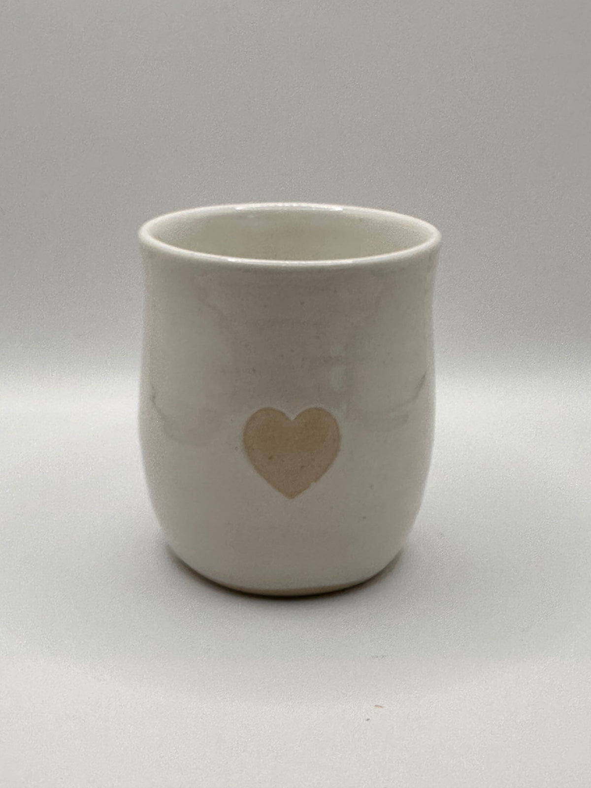 Mudhut Potters Wellington - Small Curvy Tumbler - White flux with a heart - 280 ml