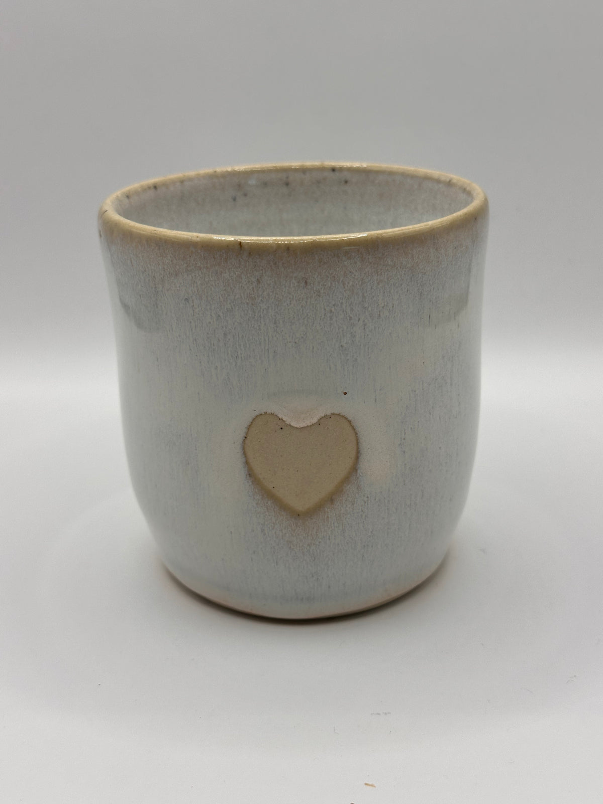 Mudhut Potters Wellington - Tumbler - White flux with a touch of pink with a heart - 280 ml