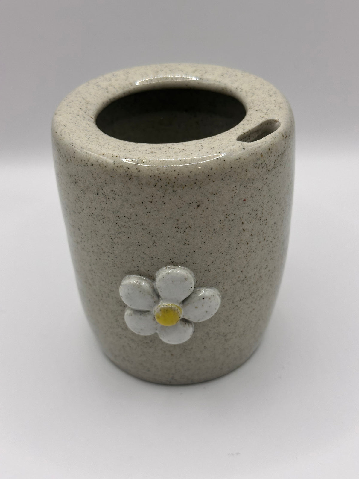 Mudhut Potters Wellington - Takeaway Style tumbler - Grey with white daisy - 300ml