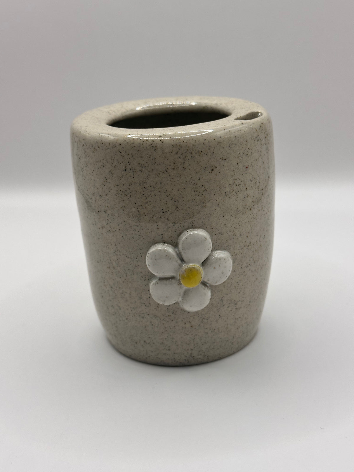 Mudhut Potters Wellington - Takeaway Style tumbler - Grey with white daisy - 300ml