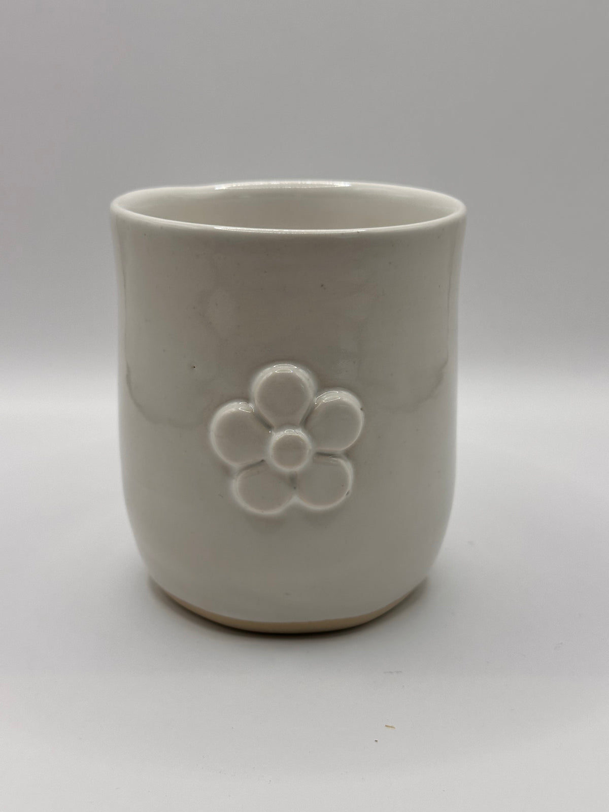 Mudhut Potters Wellington - Curvy Tumbler - White with a daisy - 300ml