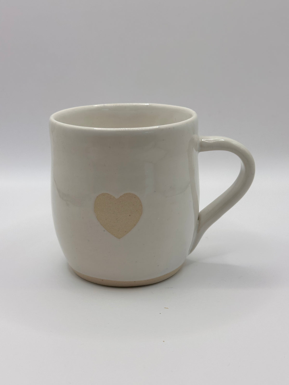 Mudhut Potters Wellington - Curvy cup with handle - White Flux with a daisy - 240 ml