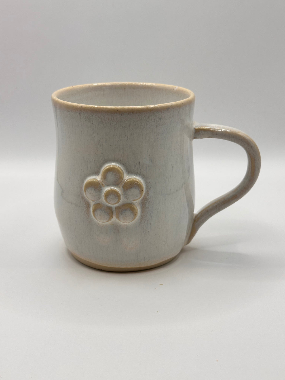 Mudhut Potters Wellington - Curvy cup with handle - White Flux with a daisy - 340 ml